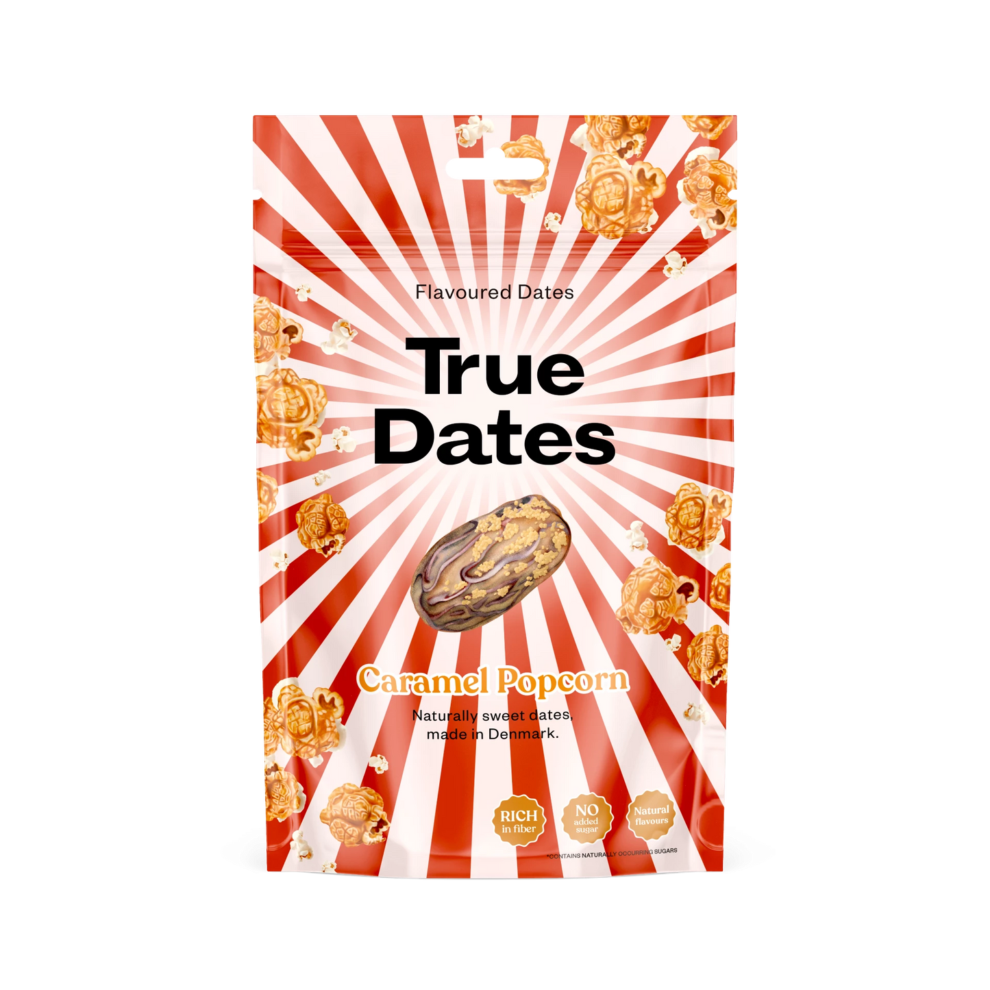 Pussi True Dates -karamellipopcorn-taateleita, pakkauksessa punavalkoraidallinen tausta sekä kuvia popcornista ja taateleista. Uudelleensuljettava pussi on mattapintainen, ja siinä on rohkeaa valkoista ja kultaista tekstiä. Etiketissä näkyvät tuotenimi, maku sekä väittämät kuten valmistettu Tanskassa ja ei lisättyä sokeria. Kuvassa ei ole ihmisiä eikä käsiä; tuote on kuvattu yksinään neutraalia taustaa vasten.