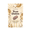 Beige mattapintainen True Dates Cookie Dough -pakkaus, jossa kuvia pyöreistä keksitaikinapalloista ja taatelista; pakkauksessa korostetaan luonnollisia makuaineita, ei lisättyä sokeria, kasviperäisiä raaka-aineita ja alkuperämaana Tanskaa; etikettiteksti lihavoitua groteskikirjasinta; ei ihmisiä tai käsiä näkyvissä; kuvattu yksinkertaisella taustalla suoraan edestä.