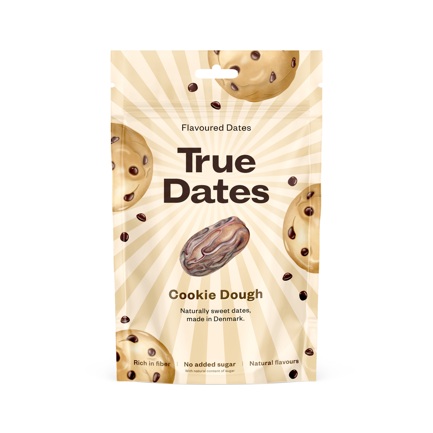 Beige mattapintainen True Dates Cookie Dough -pakkaus, jossa kuvia pyöreistä keksitaikinapalloista ja taatelista; pakkauksessa korostetaan luonnollisia makuaineita, ei lisättyä sokeria, kasviperäisiä raaka-aineita ja alkuperämaana Tanskaa; etikettiteksti lihavoitua groteskikirjasinta; ei ihmisiä tai käsiä näkyvissä; kuvattu yksinkertaisella taustalla suoraan edestä.