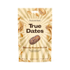 Beige True Dates -pussi kermaisen maapähkinävoin makuisena, etusivulla maapähkinöitä, maapähkinävoipyörteitä ja taateli; pakkauksen pinta mattainen; päätekstissä lihavoitu groteskikirjasin, pienemmällä fontilla teksti ilman lisättyä sokeria ja luonnolliset maut; tausta valkoinen; ei ihmisiä tai käsiä näkyvissä; keskikokoinen lähikuva tuotteesta.
