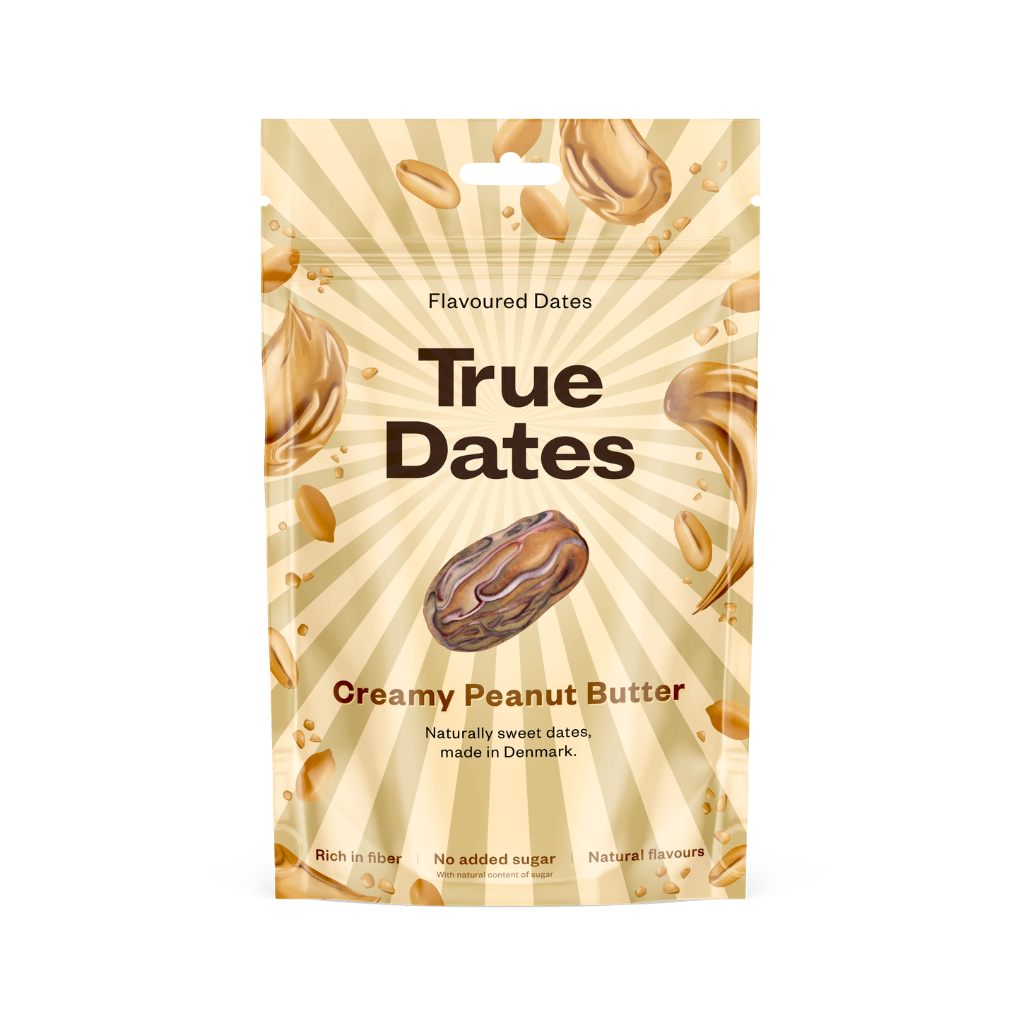 Beige True Dates -pussi kermaisen maapähkinävoin makuisena, etusivulla maapähkinöitä, maapähkinävoipyörteitä ja taateli; pakkauksen pinta mattainen; päätekstissä lihavoitu groteskikirjasin, pienemmällä fontilla teksti ilman lisättyä sokeria ja luonnolliset maut; tausta valkoinen; ei ihmisiä tai käsiä näkyvissä; keskikokoinen lähikuva tuotteesta.