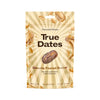 Beige True Dates -pussi kermaisen maapähkinävoin makuisena, etusivulla maapähkinöitä, maapähkinävoipyörteitä ja taateli; pakkauksen pinta mattainen; päätekstissä lihavoitu groteskikirjasin, pienemmällä fontilla teksti ilman lisättyä sokeria ja luonnolliset maut; tausta valkoinen; ei ihmisiä tai käsiä näkyvissä; keskikokoinen lähikuva tuotteesta.