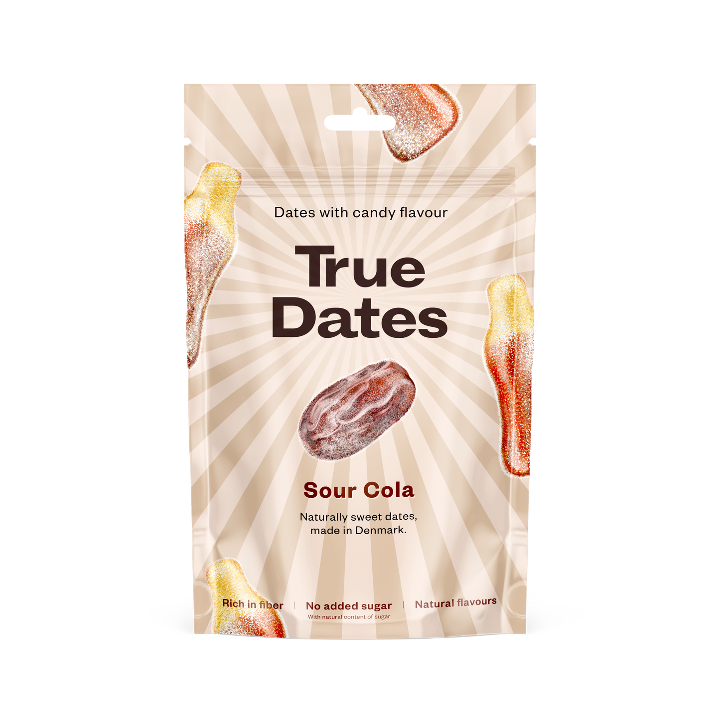 Beige, suorakaiteen muotoinen mattapintainen True Dates Sour Cola -pussi; etusivulla kuvia kokonaisista taateleista ja kolapullon muotoisista makeisista; päätekstissä lihavoitu groteskikirjasin; etiketissä lukee ilman lisättyä sokeria, luonnolliset maut sekä valmistettu Tanskassa; ei ihmisiä tai käsiä näkyvissä; pakkaus kuvattu yksinkertaisella taustalla suoraviivaisessa tuotekuvassa.
