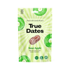 True Dates Kirpeä Omena; vihreä pussi, jossa lukee True Dates Sour Apple, keskellä taateli ja vihreitä omenanmakuisia karkkiviipaleita, tekstissä mainitaan karkin makuinen taateli; pussissa lihavaa groteskitekstiä tuote- ja makunimelle; pakkauksessa mainitaan myös ”Made in Denmark”, ”rich in fiber” ja ”candy-inspired”; kuva on pussista valkoista taustaa vasten, ei ihmisiä tai käsiä näkyvissä.