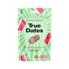 True Dates Kirpeä Vesimeloni; mattapintainen muovipussi True Dates Sour Watermelon -tuotetta, suorakulmainen yläsaumalla ja uudelleensuljettavalla sululla; pakkauksessa vihreitä ja valkoisia pystyraitoja, kuvia kokonaisista taateleista ja vaaleanpunaisista vesimelonimakuisista karkkiviipaleista; lihavassa groteskikirjasimessa tuotenimi, pienemmässä tekstissä lukee ”naturally sweet”, ”vegan” ja ”crafted in Denmark”; ei ihmisiä kuvassa, rajaus yksivärista taustaa vasten.