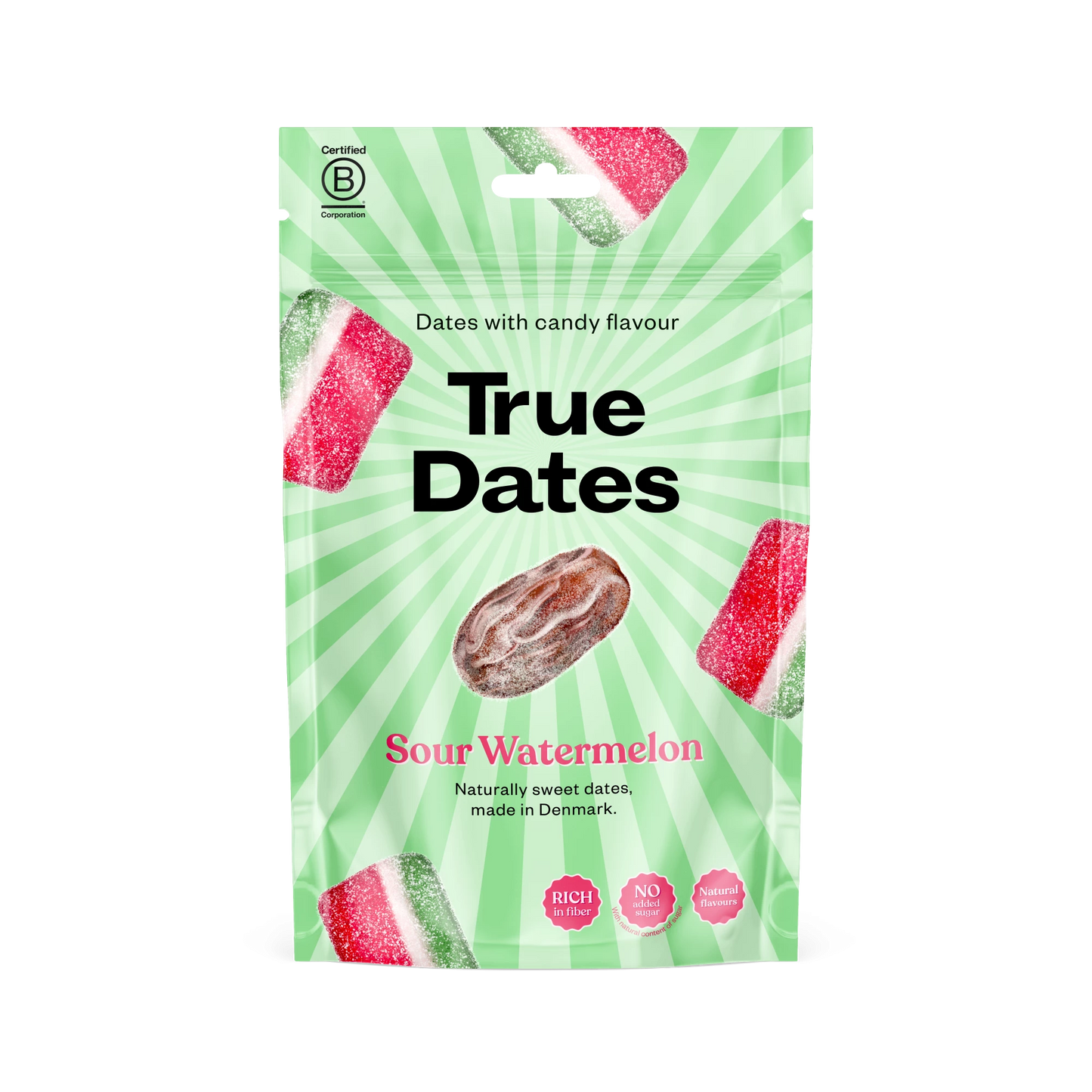 True Dates Kirpeä Vesimeloni; mattapintainen muovipussi True Dates Sour Watermelon -tuotetta, suorakulmainen yläsaumalla ja uudelleensuljettavalla sululla; pakkauksessa vihreitä ja valkoisia pystyraitoja, kuvia kokonaisista taateleista ja vaaleanpunaisista vesimelonimakuisista karkkiviipaleista; lihavassa groteskikirjasimessa tuotenimi, pienemmässä tekstissä lukee ”naturally sweet”, ”vegan” ja ”crafted in Denmark”; ei ihmisiä kuvassa, rajaus yksivärista taustaa vasten.
