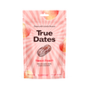 Vaaleanpunainen uudelleensuljettava True Dates Sweet Peach -pussi, jossa kuvia sokeroiduista persikkaviipaleista ja taatelihedelmästä; pakkauksessa korostetaan taateleita makeisen makuisina, ei lisättyä sokeria, runsaasti kuitua ja luonnollisia makuaineita; pinta mattainen joustavaa muovia; pussi seisoo pystyssä tuotetiedot etusivulla selkeällä groteskikirjasimella; tausta yhtenäisen valkoinen, ei ihmisiä tai rekvisiittaa näkyvissä, keskitetty kuva edestä.