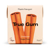 True Gum -pakkaus kanelimaussa, sokeriton purukumi, etusivulla kuva kanelitangoista; suorakaiteen muotoinen pakkaus mattapintainen, pääväreinä valkoinen ja ruskea; huomattava groteskityypografia esittää tuotenimen; luettava etikettiteksti kertoo muoviton, vegaaninen, 21 grammaa; kuva otettu edestä ilman taustaelementtejä tai ihmisiä.