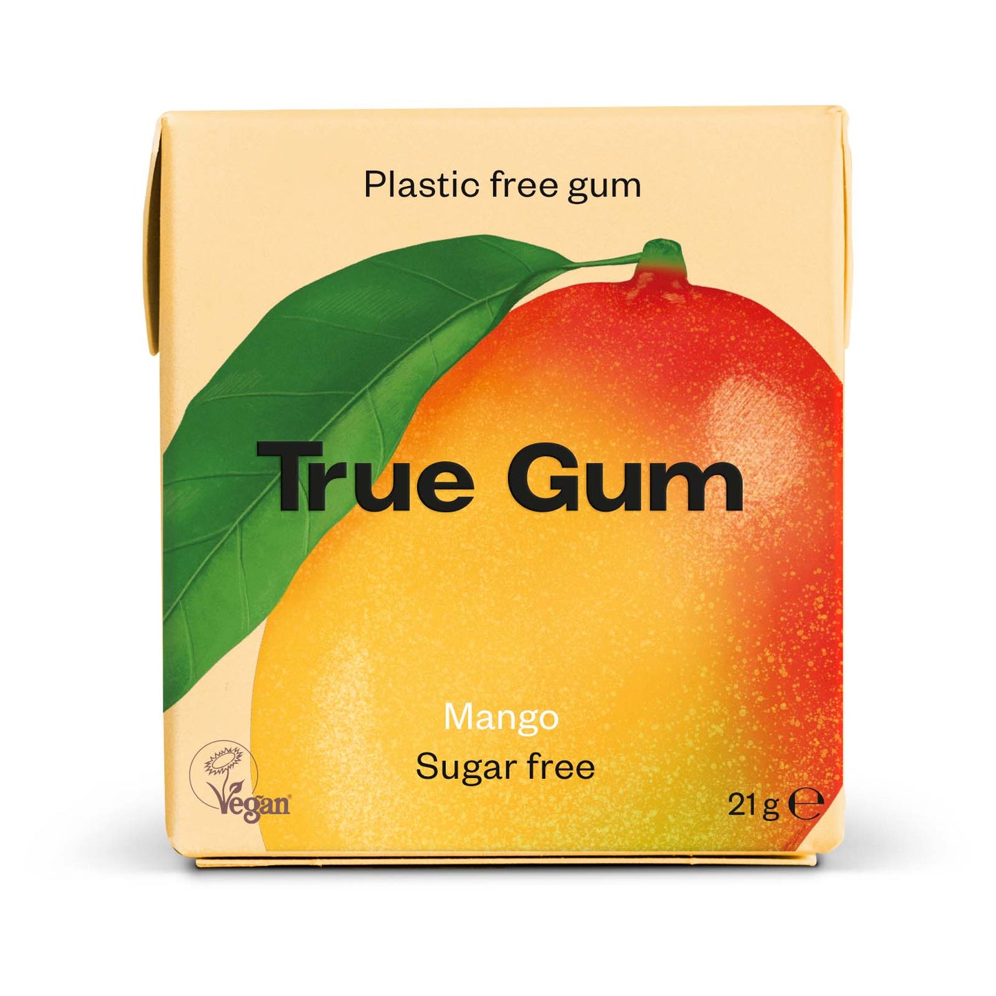 True Gum -mangonmakuinen purukumi -pakkaus suurella mangokuvituksella, merkinnät muoviton ja sokeriton, vegaaninen, paino 21 g; suorakaiteen muotoinen mattapintainen pahvipakkaus valkoisella pohjalla ja oranssin-keltaisin muotoiluelementein; lihavoitu groteskikirjasin tuotenimelle ja ominaisuuksille; ei ihmisiä tai käsiä näkyvissä; tuote kuvattu vaalealla taustalla edestä kuvattuna.