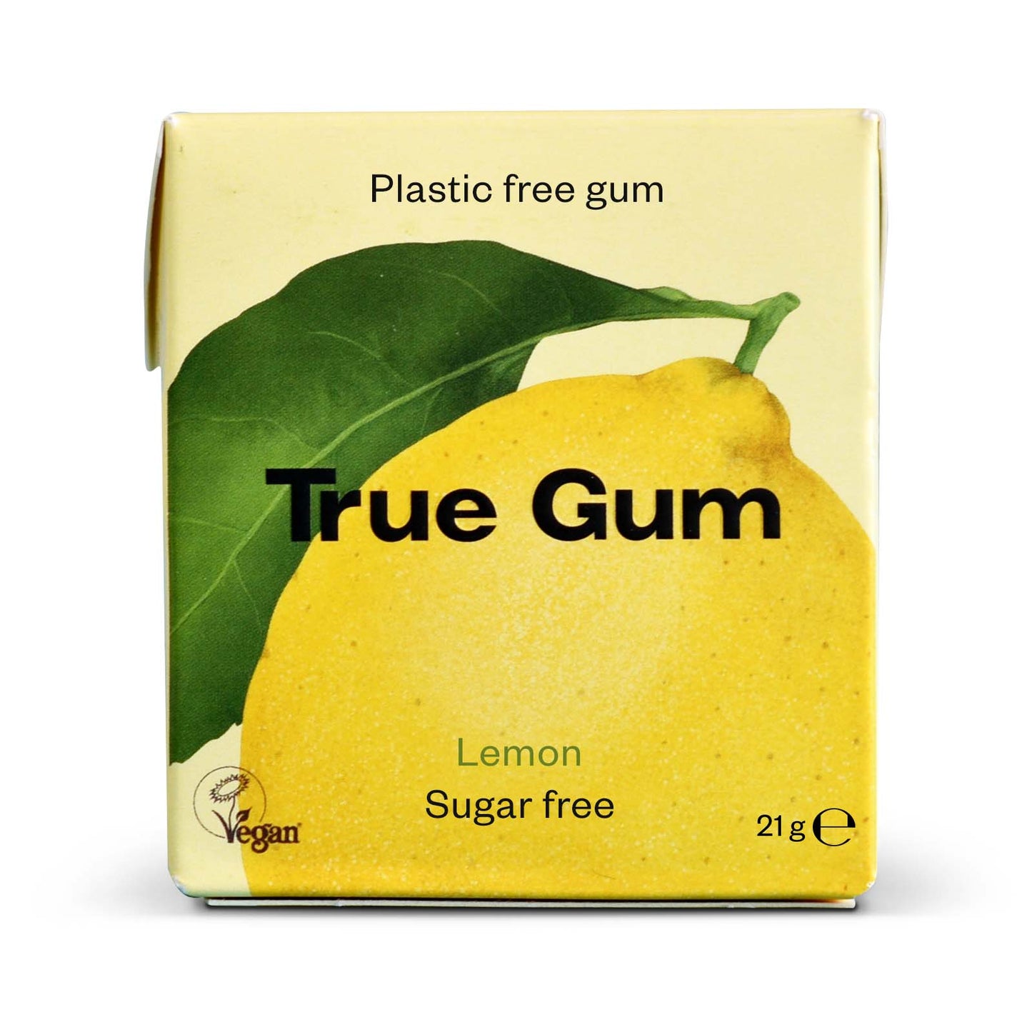 True Gum -pakkaus sitruunamaussa, etusivulla suuri sitruuna vihreine lehtineen eloisalla keltaisella pohjalla; suorakaiteen muotoinen pahvipakkaus mattapinnalla; päätypografia groteskia, tekstissä lukee muoviton, sokeriton, vegaaninen ja ympäristöystävällinen; ei ihmisiä tai käsiä näkyvissä; lähikuva; pakkaus korostaa purukumin olevan muoviton, sokeriton, vegaaninen ja ympäristöystävällinen.