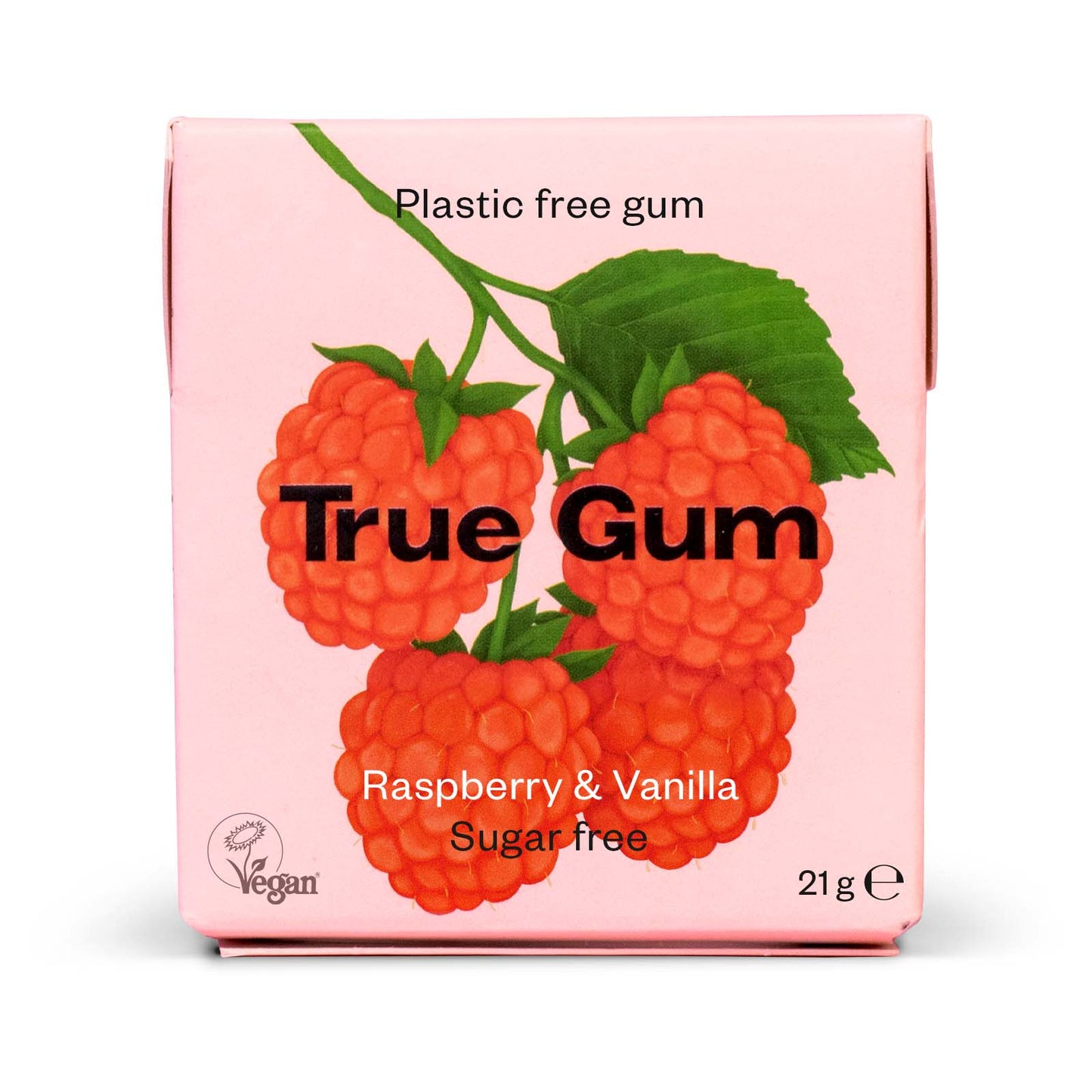 Vaaleanpunainen True Gum -pakkaus vadelmakuvituksin, merkinnät muoviton purukumi, Vadelma & Vanilja, sokeriton, vegaaninen ja biohajoava, paino 21 grammaa; suorakaiteen muotoinen pahvipakkaus mattapinnalla; tausta valkoinen; tuotenimi suurin lihavoiduin mustin kirjaimin, muu teksti pienempää ja yksinkertaista; ei ihmisiä tai käsiä näkyvissä.