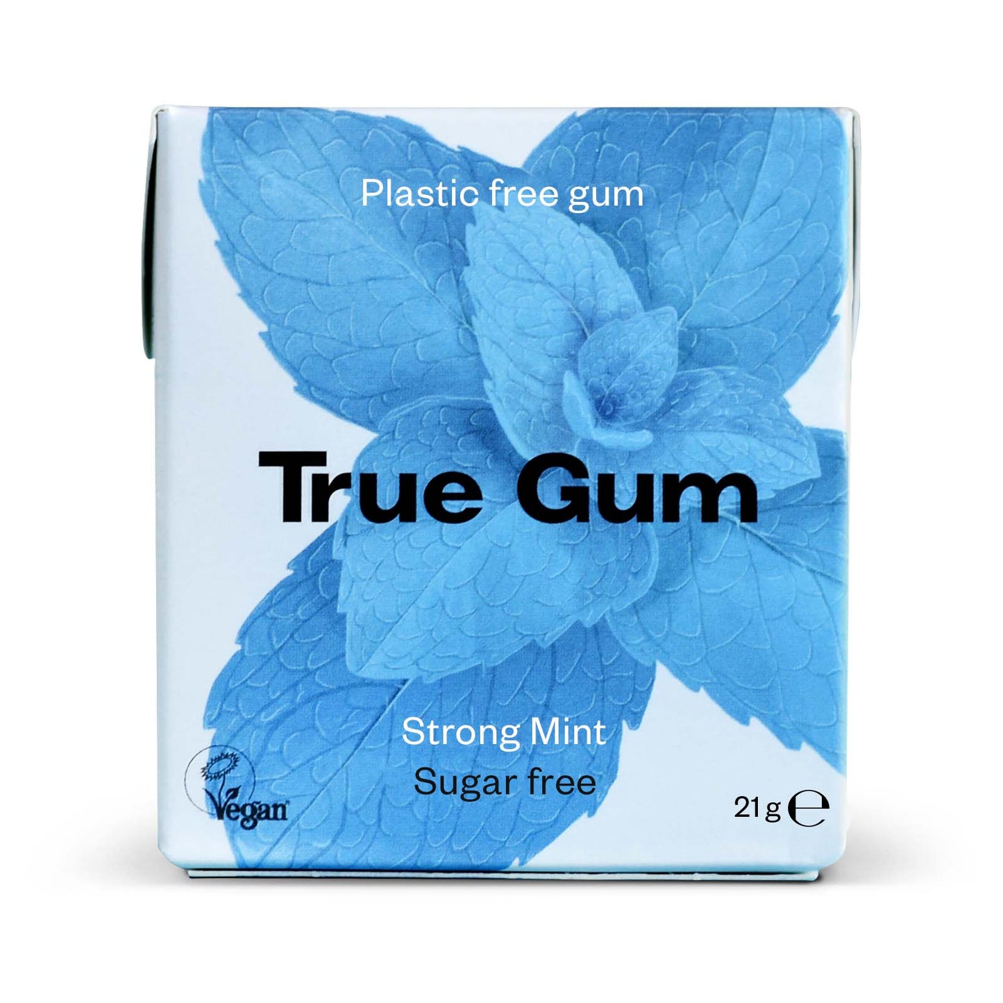 True Gum -pakkaus, merkinnät muoviton purukumi ja sokeriton, voimakas minttumaku; suorakaiteen muotoinen pakkaus mattavalkoisella pinnalla, etusivulla näyttävä sininen minttulehtikuvitus; teksti sisältää sanat vegaaninen ja 21 g; typografia pääosin groteskia; kuvan tausta yksinkertainen ja neutraali, ei muita esineitä näkyvissä.