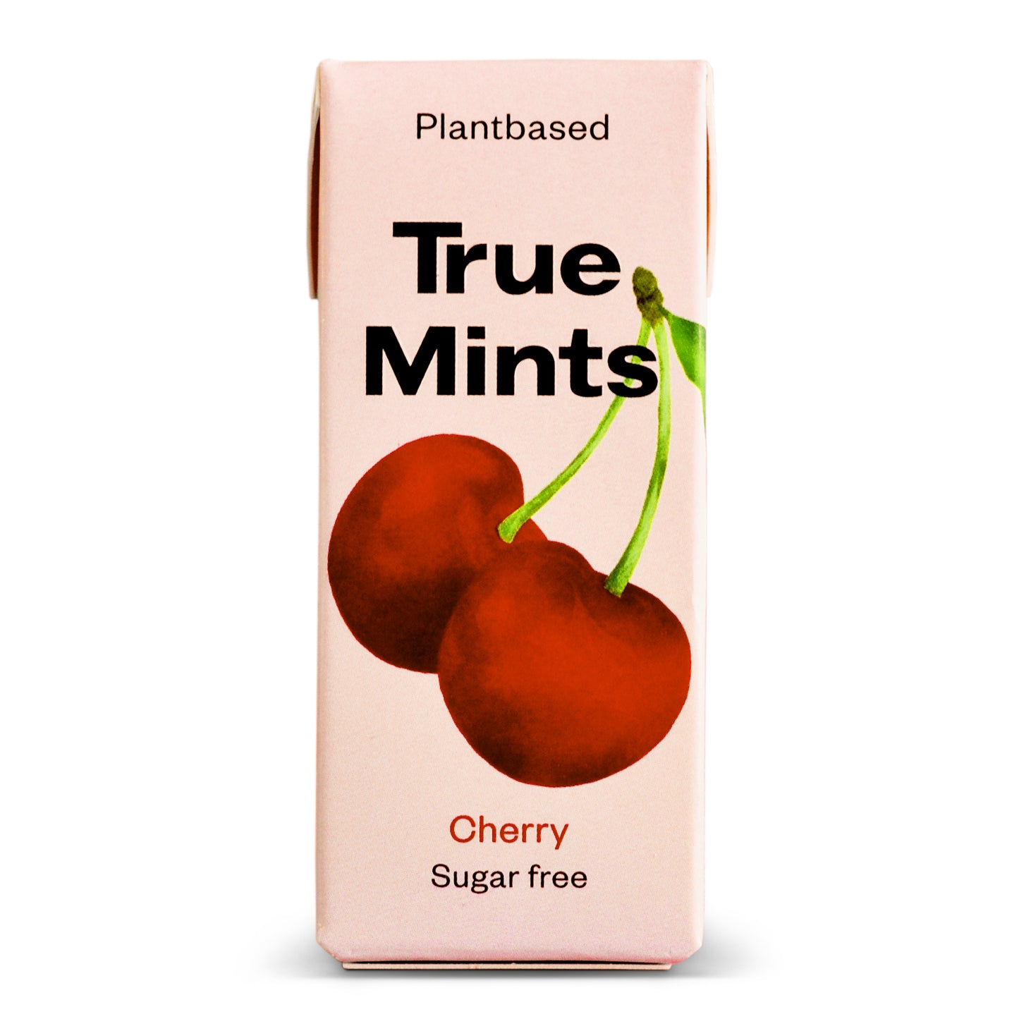 Vaaleanpunainen suorakaiteen muotoinen True Mints -pakkaus valkoisella ja punaisella groteskitekstillä; etusivulla kaksi kuvitettua punaista kirsikkaa vihreine varsineen; näkyvissä myös teksti sokeriton ja kirsikanmakuinen; pinta vaikuttaa mattaiselta, ei ihmisiä tai muuta taustaa näkyvissä.