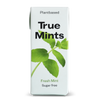 Valkoinen True Mints -pakkaus, jonka yläreunassa lukee Plantbased ja alareunassa Fresh Mint, Sugar free, etusivulla vihreä minttulehtigrafiikka; suorakaiteen muotoinen pakkaus mattapinnalla; teksti groteskikirjasimella, pääosin isoin kirjaimin; ei ihmisiä tai käsiä näkyvissä; tausta yksinkertainen, tuote kuvattu suoraan edestä; kasviperäinen tuote tarjoaa raikkaan minttumaun sokerittomana.