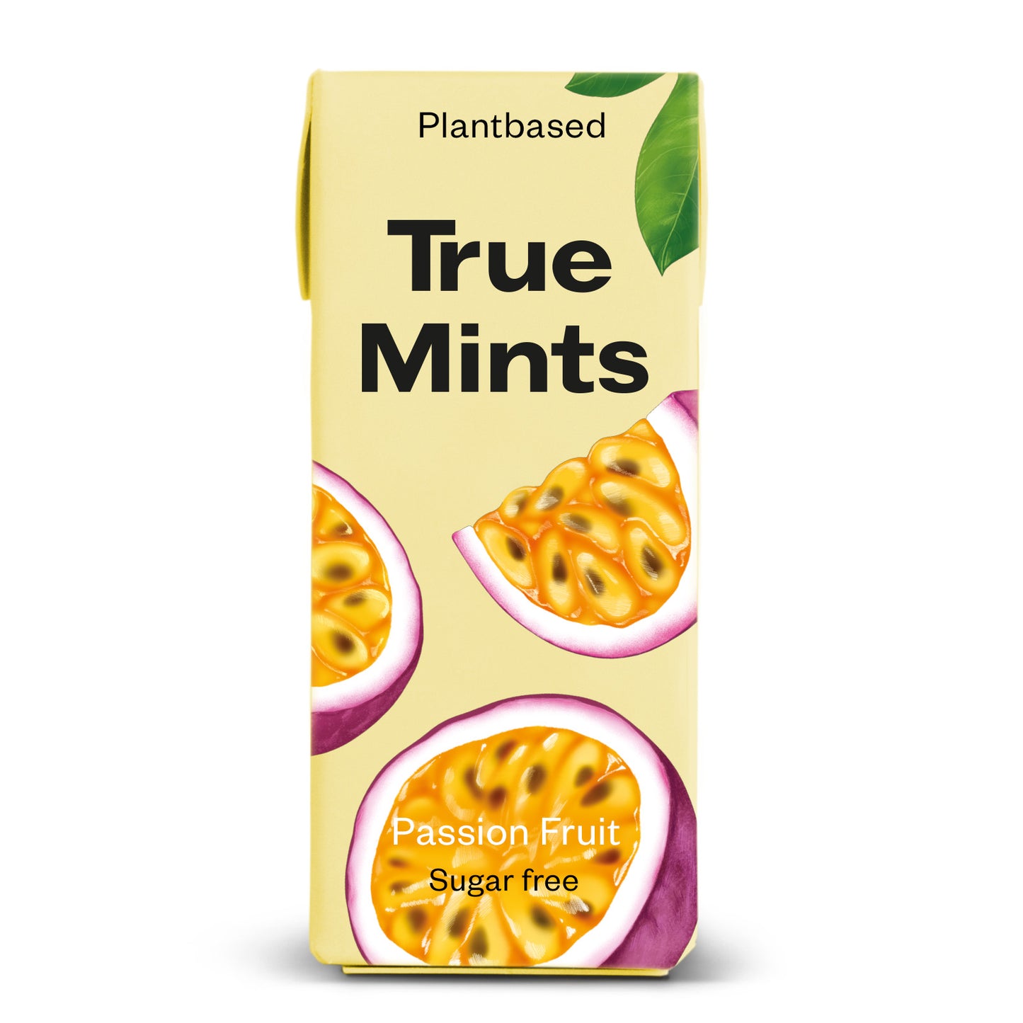 Keltainen True Mints -pakkaus, merkinnät Plantbased ja Sugar free, etusivulla kuvia passionhedelmästä; suorakaiteen muotoinen pakkaus mattapintaisella painatuksella, sisältäen valokuvamaisia passionhedelmäkuvia ja modernia groteskikirjasinta; kuvattu yksinkertaisella taustalla ilman ihmisiä tai käsiä; raikas passionhedelmän maku sopii niille, jotka etsivät herkullista kasviperäistä makeista.