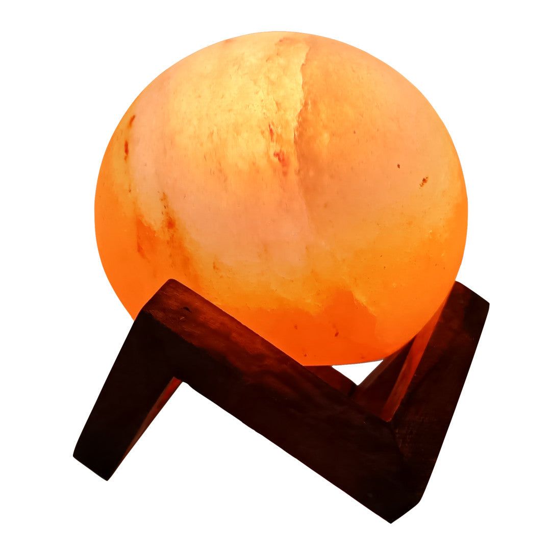 Hehkuva pallonmuotoinen Himalajan suolalamppu tummalla puujalustalla, säteillen lämmintä oranssia valoa; lampun pinta mattainen ja kiteinen luonnollisin tekstuurein, tasaisen pallon muotoinen; ei etikettiä tai typografiaa; tausta yhtenäisen valkoinen ilman rekvisiittaa; ei ihmisiä tai käsiä kuvassa; suoraviivainen tuotekuva silmän tasolta.