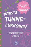 Tutustu tunnelukkoihin; kirjan kansi suomeksi otsikolla ”Tutustu tunne-lukkoihin Eevi Vuoriston kanssa”, abstrakteja vaaleanpunaisia, vihreitä ja valkoisia grafiikkamuotoja yksivärisellä violetilla taustalla; kansi litteä ja suorakaiteen muotoinen mattapinnalla; näkyvä pyöreä vaaleanpunainen tarra valkoisin tekstein lisäkuunneltavasta sisällöstä ja itsekehitysteemoista; ei ihmisiä näkyvissä; kuva suoraan edestä.