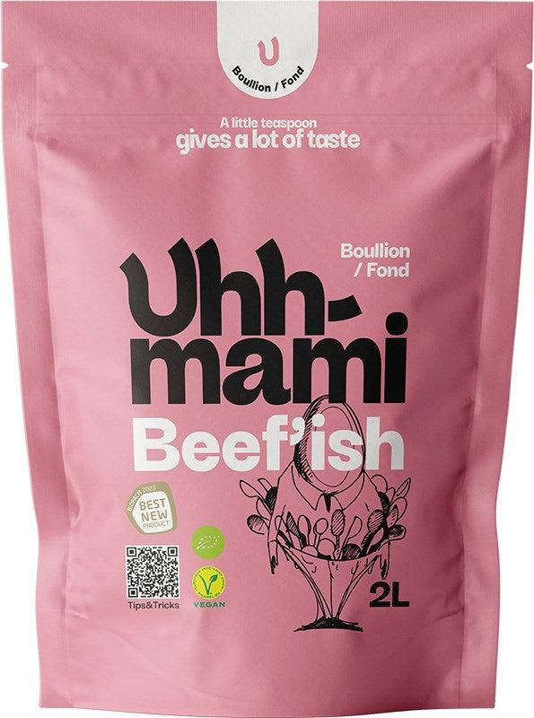 Uhhmami Umamiliemijauhe Beefish; vaaleanpunainen 2 litran joustava pussi mattapinnalla, näyttää tekstin ”Uhhmami Beefish Bouillon” mustavalkoisella groteskitekstillä; etupuolella kuvitettu kulho syömäpuikkoineen, pyöreitä vegaani- ja ”Best New Product” -kuvakkeita sekä neliönmuotoinen QR-koodi; tausta valkoinen, tuote keskitettynä, ei ihmisiä tai käsiä.