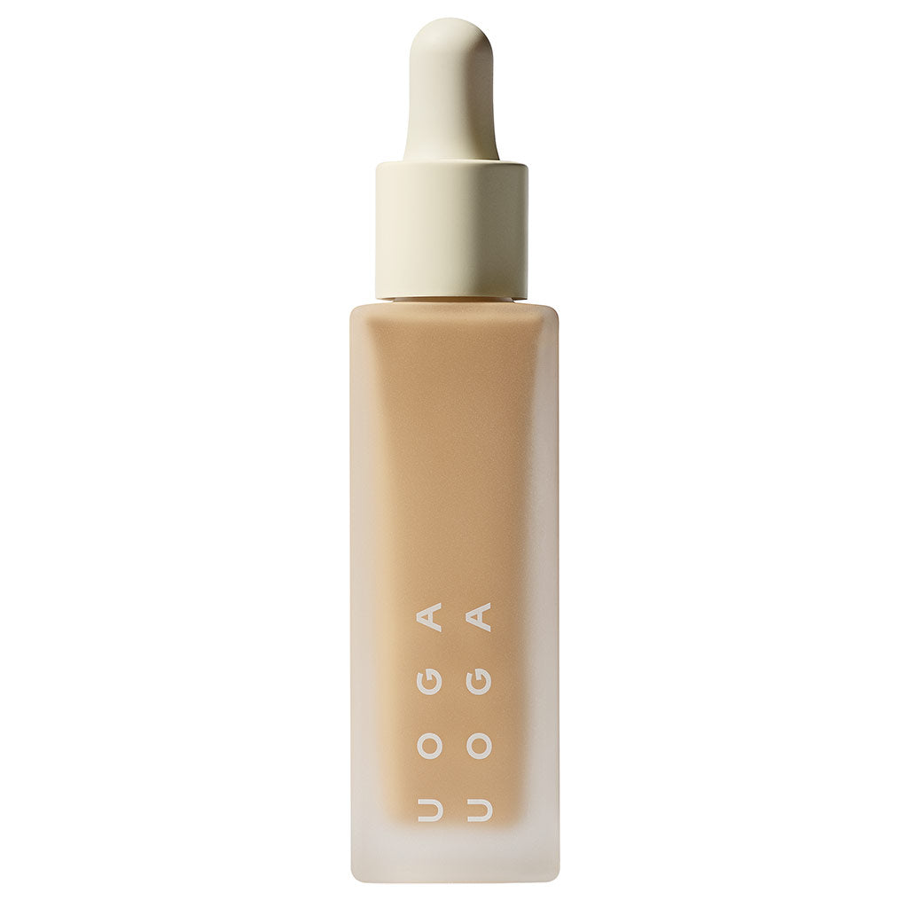Uoga Uoga Mineral Serum Foundation SPF20 Meikkivoide; huurrelasinen tippapullo sisältäen beigeä nestettä, etiketissä pystysuunnassa teksti ”UOGA UOGA” valkoisin kirjaimin; pullo lieriömäinen, päällä sileä, vaalean kermanvärinen korkki ja tippapipetti; etikettiteksti yksinkertaisella groteskilla versaalikirjaimin; tausta tasainen ja siisti; ei ihmisiä tai käsiä.