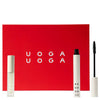 Uoga Uoga Gift Set No. 2; kirkkaanpunainen suorakaiteen muotoinen laatikko tekstillä Uoga Uoga valkoisin kaunokirjoituskirjaimin, mattavalkoinen lieriömäinen ripsivärituubi avattuna näyttäen suoran mustan harjan, sekä suljettu mattavalkoinen lieriömäinen huulikiiltopullo, kaikki aseteltuna laatikon eteen neutraalia taustaa vasten; ei ihmisiä tai käsiä kuvassa.