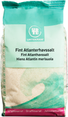 Urtekram Atlantin Merisuola Hieno, pussi hienolle Atlantin merisuolalle monikielisin merkinnöin ja sinivihreä aaltokuvio etusivulla; 1 kg pakkaus suorakulmainen mattapinnalla; brändi- ja tuotetiedot painettu selkeällä groteskitekstillä; tausta yksinkertainen ja siisti, ei ihmisiä eikä käsiä näkyvissä; laaja tuotekuva näyttää koko pakkauksen etuosan.
