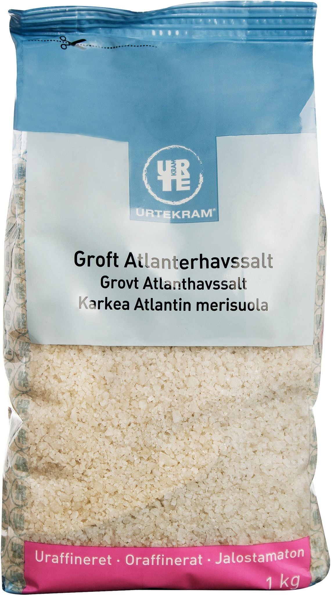 Urtekram Atlantin Merisuola Karkea, 1 kg pussi karkealle Atlantin merisuolalle tanskan-, norjan- ja suomenkielisin merkinnöin; jalostamaton merisuola näkyy läpinäkyvän muovipussin läpi, joka on suljettu sinisellä mattapintaisella yläosalla; etiketti käyttää groteskifonttia tummalla tekstillä valkoisella pohjalla; tuote yksinkertaista valkoista taustaa vasten, ei ihmisiä eikä muita esineitä näkyvissä.