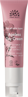 Urtekram Dare to Dream Ageless Päivävoide, tuubi ikääntymistä vastustavalle päivävoiteelle C-vitamiinilla ja inkiväärililjajuuriuutteella, merkitty kaikille ihotyypeille, luomu, vegaaninen, 99-prosenttisesti luonnollisen alkuperän ainesosat; vaaleanpunainen ja valkoinen pakkaus kukkakuvituksin; tuubi pystyssä mattapinnalla, etikettiteksti yksinkertaisella groteskifontilla valkoisena ja vaaleanpunaisena; tuote kuvattu vaaleaa taustaa vasten, ei ihmisiä eikä käsiä näkyvissä.