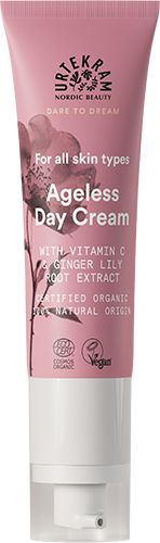Urtekram Dare to Dream Ageless Päivävoide, tuubi ikääntymistä vastustavalle päivävoiteelle C-vitamiinilla ja inkiväärililjajuuriuutteella, merkitty kaikille ihotyypeille, luomu, vegaaninen, 99-prosenttisesti luonnollisen alkuperän ainesosat; vaaleanpunainen ja valkoinen pakkaus kukkakuvituksin; tuubi pystyssä mattapinnalla, etikettiteksti yksinkertaisella groteskifontilla valkoisena ja vaaleanpunaisena; tuote kuvattu vaaleaa taustaa vasten, ei ihmisiä eikä käsiä näkyvissä.