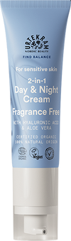 Urtekram Find Balance Fragrance Free Kasvovoide, tuubi 2-in-1-päivä- ja yövoiteelle herkälle iholle, tuoksuton, rikastettu hyaluronihapolla ja rauhoittavalla aloe veralla; sininen-valkoinen muovituubi mattapinnalla, pystyssä oleva muoto, tuotenimi lihavoidulla groteskifontilla; luomusertifikaattilogot näkyvissä pohjan lähellä; ei ihmisiä tai ympäristöä näkyvissä, tausta yksinkertainen.
