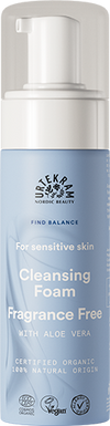 Urtekram Find Balance Fragrance Free Puhdistusvaahto, sininen pullo puhdistusvaahdolle herkälle iholle, tuoksuton, sisältää aloe veraa ja luomusertifikaatin, käytännöllinen pumppuannostelija; muovipullo mattapinnalla, sylinterimäinen ja valkoinen pumppu; yksinkertainen groteskityppinen etikettiteksti pääosin valkoisena ja vaaleansinisenä; tausta valkoinen, ei ihmisiä eikä esineitä näkyvissä, lähikuva tuotteesta.