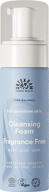 Urtekram Find Balance Fragrance Free Puhdistusvaahto, sininen pullo puhdistusvaahdolle herkälle iholle, tuoksuton, sisältää aloe veraa ja luomusertifikaatin, käytännöllinen pumppuannostelija; muovipullo mattapinnalla, sylinterimäinen ja valkoinen pumppu; yksinkertainen groteskityppinen etikettiteksti pääosin valkoisena ja vaaleansinisenä; tausta valkoinen, ei ihmisiä eikä esineitä näkyvissä, lähikuva tuotteesta.