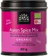 Urtekram Luomu Aasialainen mausteseos; sylinterimäinen tölkki mattapintaisella violetilla ja mustalla etiketillä, jossa teksti: tölkki nimeltä Urtekram Asian Spice Mix, 60 g, sopii wokkeihin, currylle, pad thaihin ja muihin aasialaisiin ruokiin; luomusekoitus on keskitasoisen mausteinen sitruunaruohoineen, currymausteineen, korianterin siemenineen ja hienovaraisen eksoottisine sävyineen; etiketti violetti ja musta; groteskifontit käytössä pakkauksessa; tausta valkoinen, ei ihmisiä eikä käsiä näkyvissä.