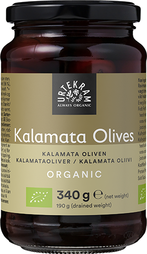 Urtekram Luomu Kalamata Oliivit, lasipurkki luomu-kalamataoliiveille mustalla metallisella kierrekannella; etiketissä teksti englanniksi, saksaksi, ruotsiksi ja suomeksi groteskifontein; ilmoitetut painot 340 g netto ja 190 g valutettuna; purkin sisällä olevat oliivit tummanvioletteja; tausta valkoinen, ei ihmisiä eikä esineitä näkyvissä.