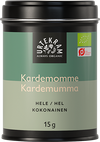 Urtekram Luomu Kardemumma, kokonainen, tölkki luomu-kokonaiselle kardemummalle, 15 g, vihreä-beige etikointi ja luomusertifikaattilogot etusivulla; tölkki sylinterimäinen mattahopeista metallia; etiketti groteskifontilla lihavoidulla tuotenimellä, vähäisin graafisin elementein ja selkein värilohkoin; ei ihmisiä eikä käsiä näkyvissä; tuote kuvattu valkoista taustaa vasten keskitettynä.