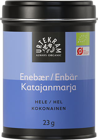 Urtekram Luomu Katajanmarja, kokonainen, 23 g tölkki luomukatajanmarjoille tanskaksi, ruotsiksi ja suomeksi merkittynä; sylinterimäinen metallitölkki mattapintainen tummansininen runko ja kiinteä musta muovikansi; valkoinen groteskiteksti antaa tuotetiedot ja painon; sertifikaattilogot painettu etusivulle; ei ihmisiä eikä käsiä näkyvissä, tausta neutraali, tuote keskitetty kuvaan.