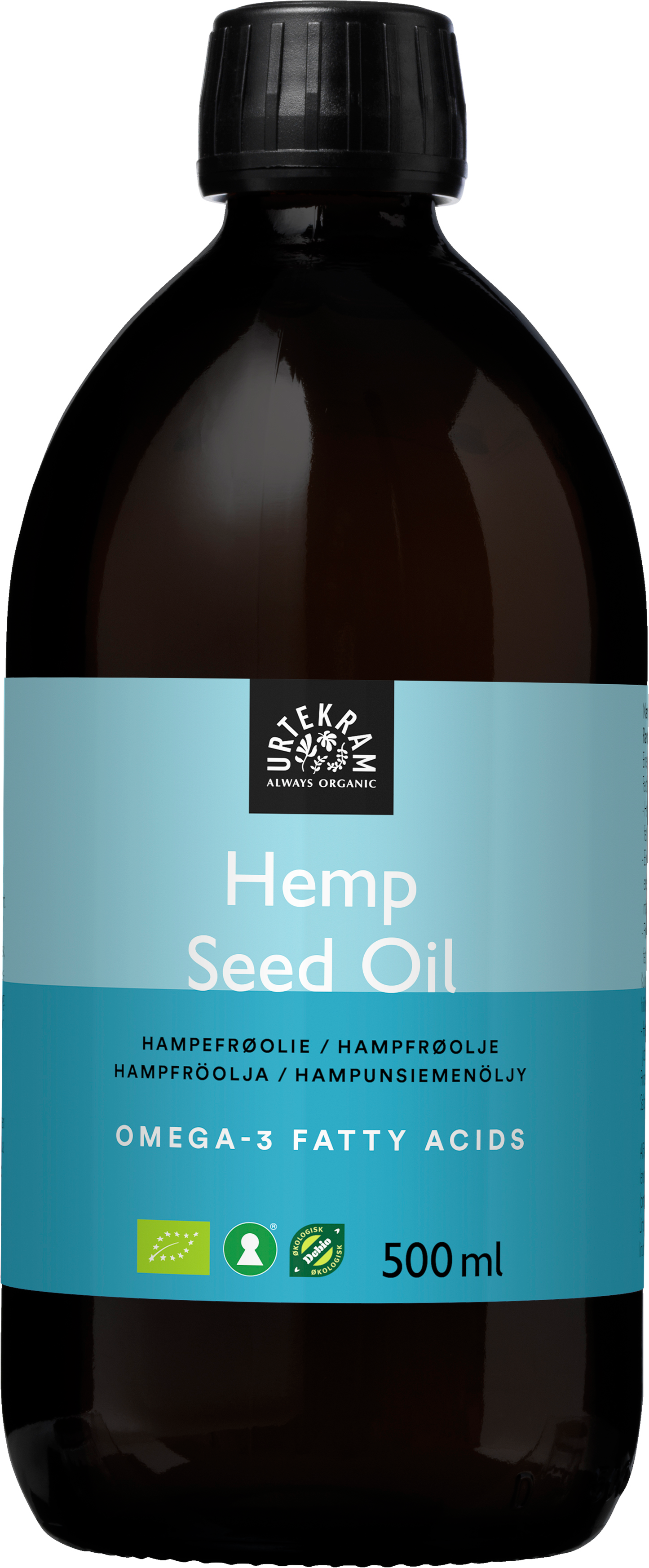 Urtekram Luomu Kylmäpuristettu Hampunsiemenöljy, tumma sylinterimäinen pullo mattapinnalla ja sininen suorakulmainen etiketti; etiketissä valkoista groteskitekstiä: "Urtekram Organic Hemp Seed Oil, Omega-3 Fatty Acids, 500 ml"; kolme pientä kuvaketta osoittavat luomu-, vegaani- ja ravitsemussertifikaatit; tausta valkoinen, ei ihmisiä eikä toimintaa näkyvissä.
