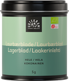 Urtekram Luomu Laakerinlehti, kokonainen; musta tölkki merkittynä "Urtekram Always Organic", sisältää kokonaisia laakerinlehtiä, vihreä-beige suunnittelu; tölkin pinta mattaa; suorakulmainen pyöristetyin reunoin ja sopivalla kannella; lihavoitu valkoinen groteskiteksti listaa tuotetiedot usealla kielellä sekä nettopainon 5 grammaa etusivulla; tausta valkoinen, ei ihmisiä eikä käsiä näkyvissä.