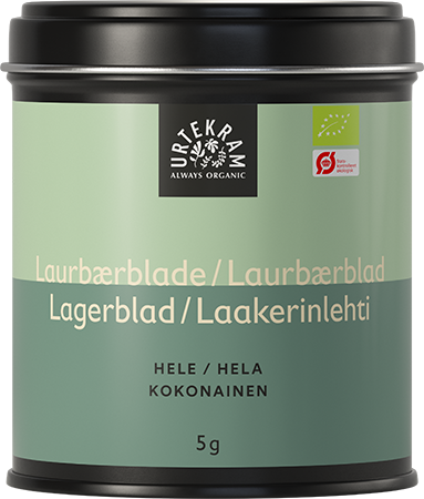 Urtekram Luomu Laakerinlehti, kokonainen; musta tölkki merkittynä "Urtekram Always Organic", sisältää kokonaisia laakerinlehtiä, vihreä-beige suunnittelu; tölkin pinta mattaa; suorakulmainen pyöristetyin reunoin ja sopivalla kannella; lihavoitu valkoinen groteskiteksti listaa tuotetiedot usealla kielellä sekä nettopainon 5 grammaa etusivulla; tausta valkoinen, ei ihmisiä eikä käsiä näkyvissä.