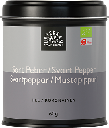 Urtekram Luomu Mustapippuri; 60 gramman purkki Urtekram-luomukokonaista mustaa pippuria monikielisin merkinnöin tanskaksi, ruotsiksi, norjaksi ja suomeksi harmaata taustaa vasten; purkki sylinterin muotoinen mattahopeisella pinnalla, lihavoitu musta groteskikirjasin; ei ihmisiä tai käsiä kuvassa, tuote keskitettynä tasaväristä taustaa vasten, suoraviivainen tuotekuva.