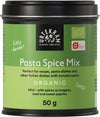 Urtekram Luomu Pasta mausteseos, 50 g astia luomupastamaustesekoitukselle, sisältää mietoa oreganon, basilikan ja makean paprikan sekoitusta; maukas seos sopii keitoille, pastalle ja tomaattipohjaisille italialaisille ruoille; astia sylinterimäistä kirkasta muovia vihreällä mattapintaisella kierrekannella; etusivun etiketissä brändinimi "Urtekram" lihavoiduin valkoisin groteskikirjaimin tummalla pohjalla, muu teksti pienempänä ja luettavana alla; tausta valkoinen ilman muuta rekvisiittaa tai ihmisiä.