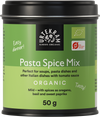 Urtekram Luomu Pasta mausteseos, 50 g astia luomupastamaustesekoitukselle, sisältää mietoa oreganon, basilikan ja makean paprikan sekoitusta; maukas seos sopii keitoille, pastalle ja tomaattipohjaisille italialaisille ruoille; astia sylinterimäistä kirkasta muovia vihreällä mattapintaisella kierrekannella; etusivun etiketissä brändinimi "Urtekram" lihavoiduin valkoisin groteskikirjaimin tummalla pohjalla, muu teksti pienempänä ja luettavana alla; tausta valkoinen ilman muuta rekvisiittaa tai ihmisiä.