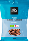 Urtekram Luomu Pekaanipähkinä, sininen 50 g pussi merkitty "Pecan"; etusivulla kuvia kokonaisista pekaanipähkinöistä, luomusertifikaattisymboleja ja tuotepainon; teksti sekoitusta eri kokoisia groteskifontteja; pakkaus mattapintainen joustava muovi lämpösaumatulla yläosalla; tausta vaalea ja hyvin valaistu, ei ihmisiä eikä käsiä näkyvissä; pakkaus korostaa pähkinöiden luomulaatua.
