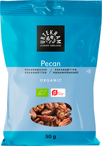 Urtekram Luomu Pekaanipähkinä, sininen 50 g pussi merkitty "Pecan"; etusivulla kuvia kokonaisista pekaanipähkinöistä, luomusertifikaattisymboleja ja tuotepainon; teksti sekoitusta eri kokoisia groteskifontteja; pakkaus mattapintainen joustava muovi lämpösaumatulla yläosalla; tausta vaalea ja hyvin valaistu, ei ihmisiä eikä käsiä näkyvissä; pakkaus korostaa pähkinöiden luomulaatua.