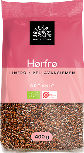 Urtekram Luomu Pellavansiemen, vaaleanpunainen 400 g pakkaus luomupellavansiemenille merkittynä "Hørfrø", luomusertifikaattisymbolit etusivulla; pakkaus mattapinnalla ja suorakulmainen tiivistetyin reunoin, painettu yksinkertaisella groteskitekstillä; tausta valkoinen, tuote keskitetty, ei ihmisiä eikä käsiä näkyvissä.