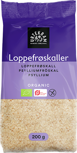 Urtekram Luomu Psyllium; 200 g:n pussi luomu-psylliumkuorta violetilla etiketillä ja erilaisin sertifiointimerkein etuosassa; pakkaus on suorakulmainen mattapinnalla, pääosin violetti ja valkoinen; lihavoitu groteskikirjasin esittää brändinimen ja tuotetiedot; pussi seisoo pystyssä valkoisella taustalla, ei ihmisiä tai käsiä näkyvissä.