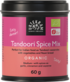 Urtekram Luomu Tandoori mausteseos, 60 g tölkki Urtekram Tandoori Spice Mixille merkittynä luomuksi; astia sylinterimäinen mattahopeisella kannella ja vaaleanpunais-oranssein paperipakkauksin; etiketti käyttää sekä lihavoitua että tavallista groteskifonttia; luettavassa tekstissä käyttökohteet intialaiselle ruoalle, pataruoille, naanleiville sekä ainesosat kuten valkosipuli, kaneli ja cayennepippuri; tuote valkoista taustaa vasten, ei ihmisiä eikä käsiä näkyvissä.