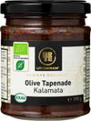 Urtekram Luomu Tapenade Kalamata Oliivi, lasipurkki luomu-kalamataoliivitapenadelle, 190 g, mustalla metallikannella ja mattapintaisella etiketillä; etiketti pääosin valkoinen ja vihreä, luettavassa tekstissä tuotenimi, luomu- ja KRAV-sertifikaattilogot sekä kuvitettu oliivinoksa; groteskitypografia käytössä; tausta valkoinen, ei ihmisiä eikä käsiä näkyvissä.