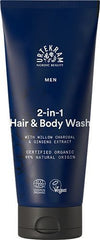 Urtekram Men 2in1 Hair & Body Wash, sininen tuubi hiusten ja vartalon pesuaineelle pajuhiilellä ja ginsenguutteella, luomu- ja vegaanimerkinnät, valmistettu 99-prosenttisesti luonnollisista ainesosista; tuubi pystyssä mattapinnalla ja pyöristetyllä korkilla, lihavoitua valkoista groteskitekstiä tuotenimelle, pienempää tekstiä lisätiedoille sekä etikettikuvakkeet näkyvissä; tausta valkoinen, ei ihmisiä eikä käsiä näkyvissä.