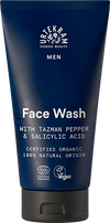 Urtekram Men Puhdistusgeeli, sininen mattapintainen muovinen puristustuubi tekstillä "Urtekram Nordic Beauty Men Face Wash"; etusivun etiketti valkoisella modernilla groteskifontilla, tuotenimi ja maininta tasmanpippurista sekä salisyylihaposta; sertifikaatit ja ainesosaväittämät korostettu; ei ihmisiä eikä käsiä näkyvissä; tausta valkoinen tasaisesti valaistuna, kuva suoraan edestä.