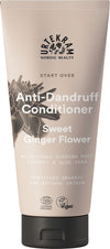 Urtekram Start Over Sweet Ginger Anti-Dandruff Hoitoaine, tuubi hilseenvastaiselle hoitoaineelle makean inkiväärikukan tuoksulla, sisältää panax-ginsengjuuriuutetta, aloe veraa, sertifioituja luomuainesosia ja vegaanisertifikaatin; tuubi vaaleansininen mattapinnalla ja läppäkorkilla; etikettiteksti keskitetty groteskifontilla; ei ihmisiä eikä käsiä näkyvissä; yksinkertainen studiotausta ilman rekvisiittaa.